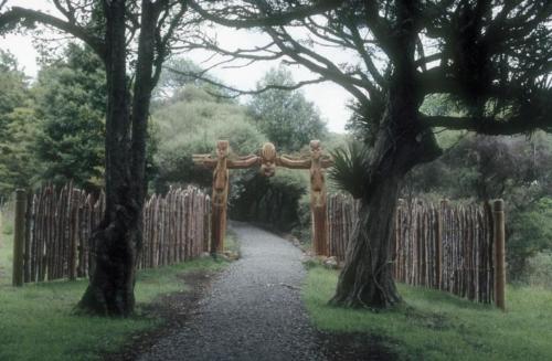 <p style="text-align:center">Northland, Eingang zum Ruapekapeka Pa (Dorf der Maori)<br><br>Foto: Ruttke/Borkowski</p>
